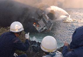 (4)Freighter stranded on Izu-Oshima still burning